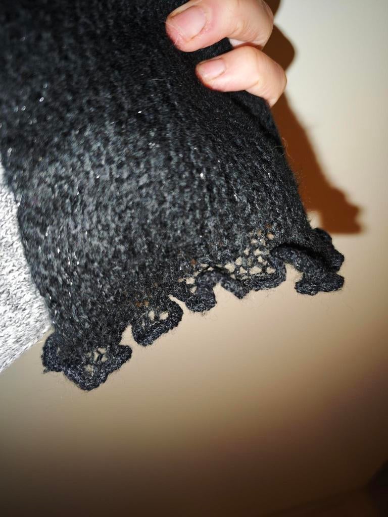 Zwarte gebreide sjaal met kleine glitters ZGAN

Lengte 215,, Ophalen of Verzenden, Zo goed als nieuw, Sjaal