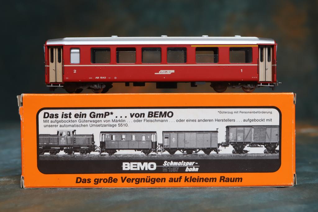 2 Bemo rijtuigen Rhaitische Bahn. Rood. modelbaan ho, Hobby en Vrije tijd, Modeltreinen | H0, Overige merken, Gelijkstroom of Wisselstroom