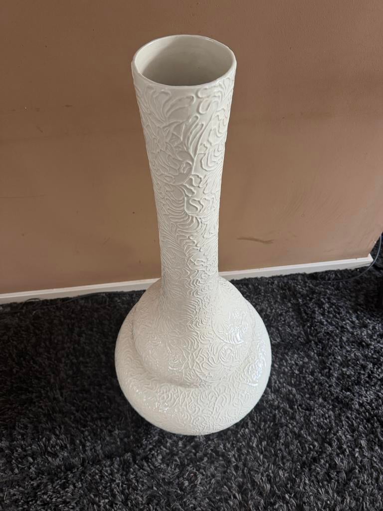 Prachtige ronde decoratie vaas van wit aardewerk, Huis en Inrichting, Woonaccessoires | Vazen, Ophalen, Gebruikt, Wit, Aardewerk of Porselein