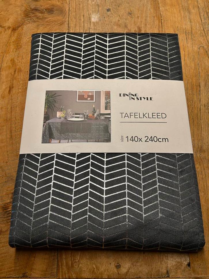 Nieuw Tafelkleed 140x240cm Antraciet met Zilveren Print, Huis en Inrichting, Tafelkleden, Nieuw, Rechthoek, Binnen, Ophalen