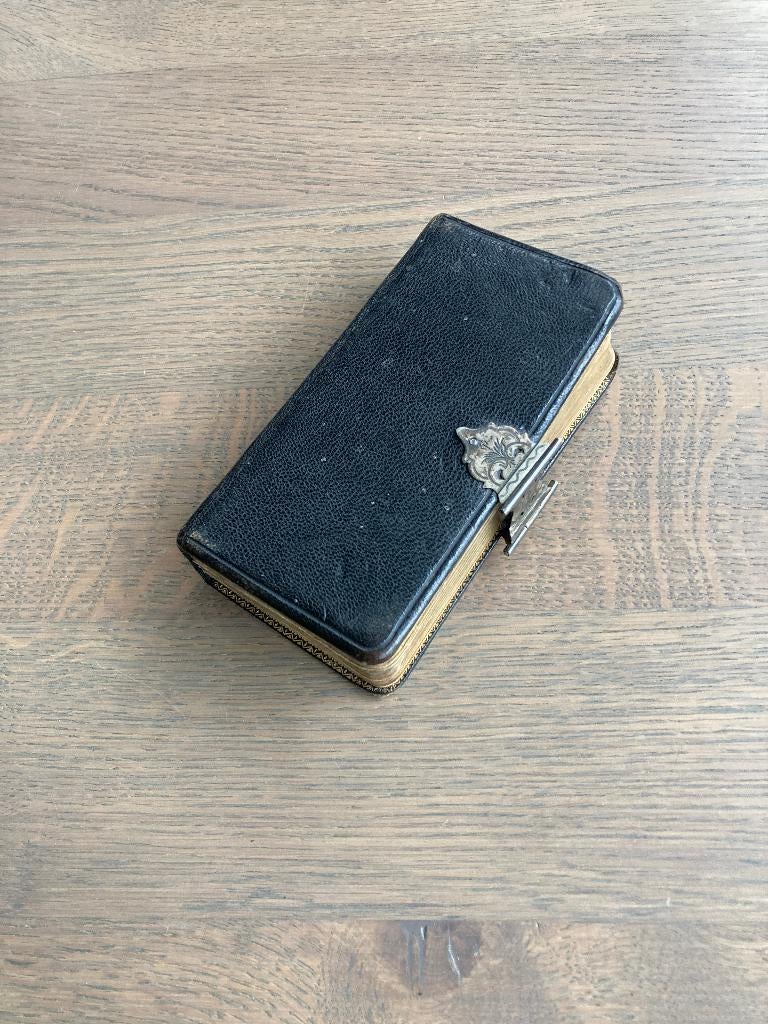 Bijbel met zilveren sluiting en gezangboek, Ophalen