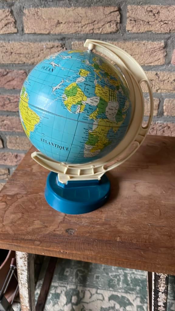 Vintage jaren 60 /70 wereldbol metaal en kunsstof voet., Ophalen of Verzenden, Zo goed als nieuw