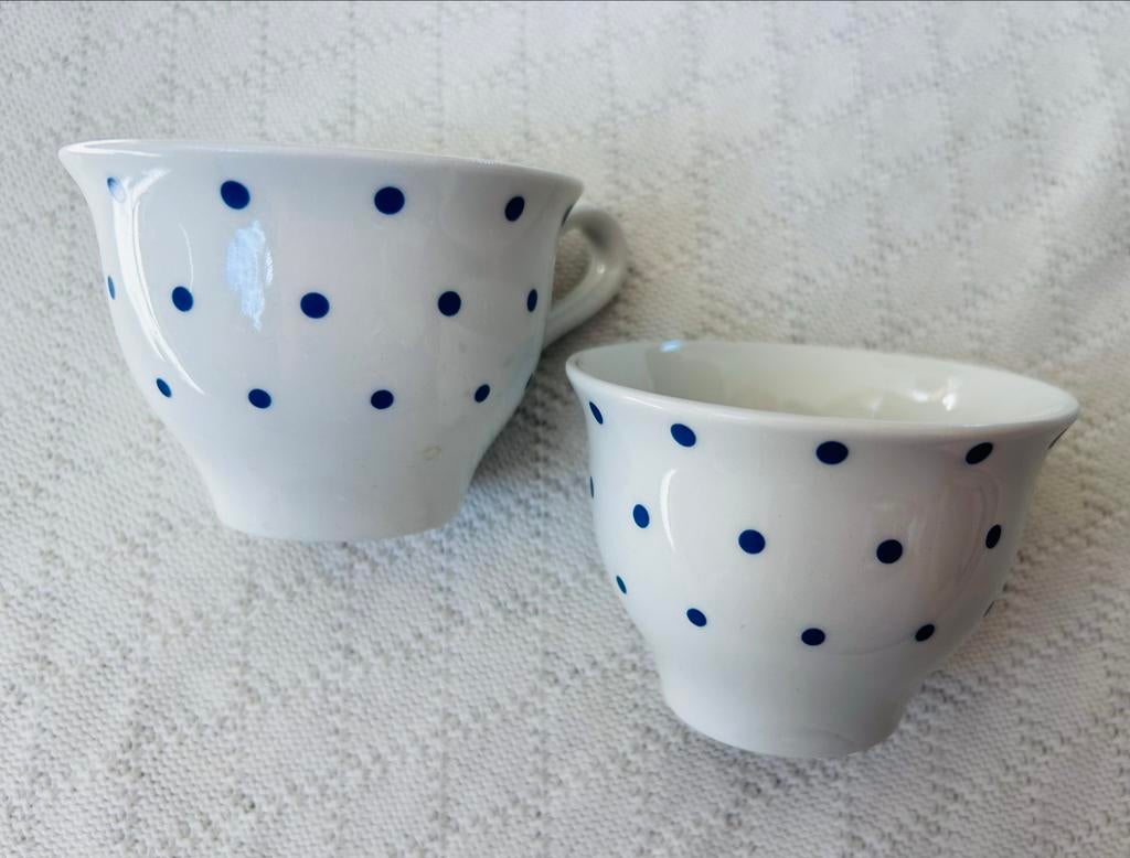 Twee witte kopjes met blauwe stippen - Pontesa Made in Spain, Huis en Inrichting, Keuken | Servies, Gebruikt, Keramiek, Ophalen of Verzenden