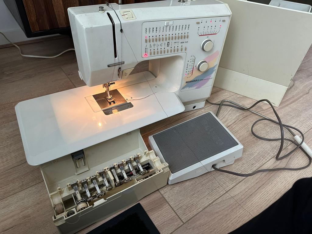 Bernina 1090 ( let op ) advertentie goed lezen, Hobby en Vrije tijd, Naaimachines en Toebehoren, Ophalen, Zo goed als nieuw, Lockmachine