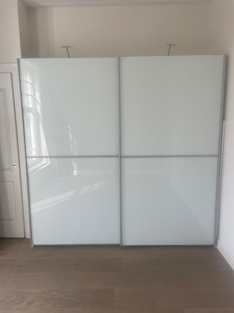 Goossens kledingkast met wit melkglas schuifdeuren, Ophalen, Zo goed als nieuw, 50 tot 75 cm, 200 cm of meer