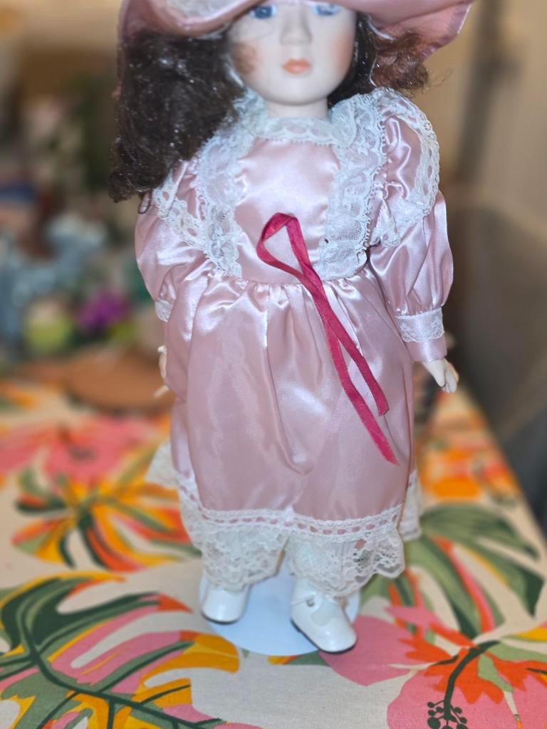 Porseleinen pop met roze jurk en hoed, Ophalen of Verzenden