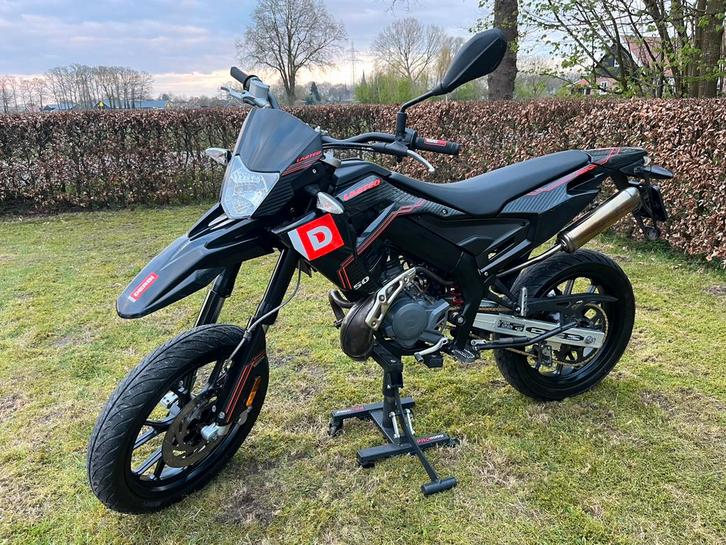 Derbi senda DRD Limited edition 2019 schakelbrommer, Fietsen en Brommers, Brommers | Derbi, Zo goed als nieuw, Ophalen