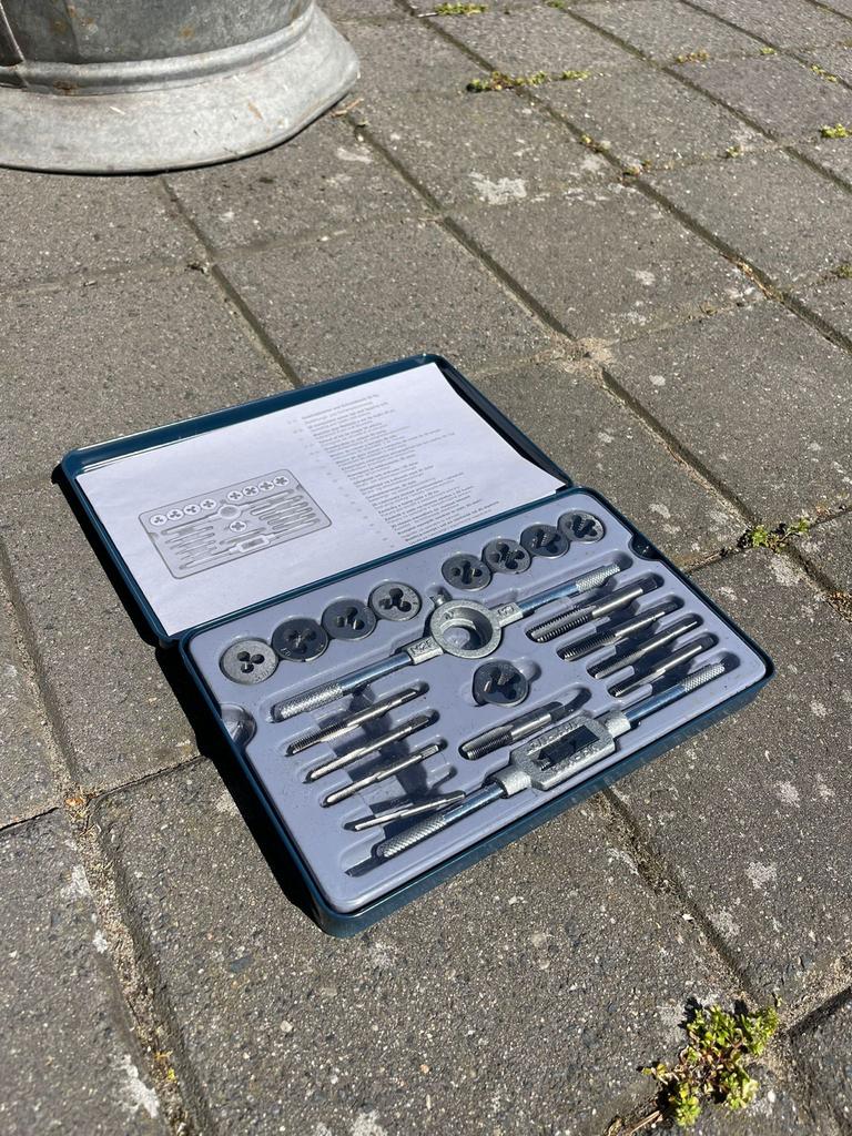 Complete Tappen en Snijplaten Set in Koffer, Doe-het-zelf en Verbouw, Gereedschap | Handgereedschap, Ophalen of Verzenden, Gebruikt