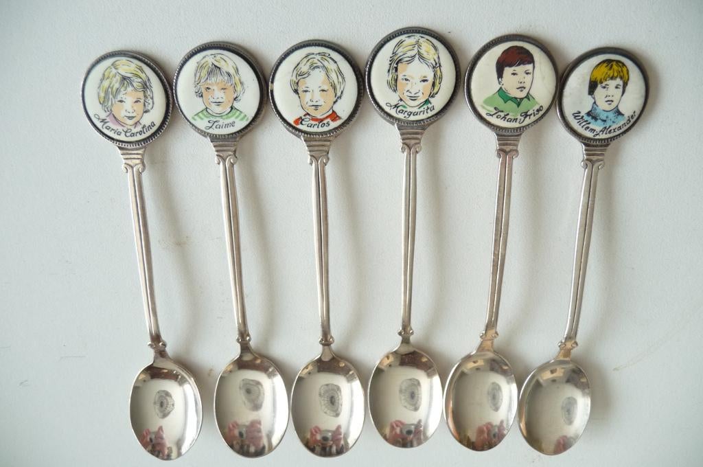 16 LEP KONINKLIJK HUIS JULIANA BERNARD EN AMALIA ,WILHELMINA, Verzamelen, Verzenden, Zo goed als nieuw, Nederland, Speld(je) of Lepel(tje)