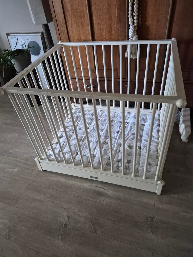 Witte houten babybox met boxkleed, Kinderen en Baby's, Boxen, Ophalen, Gebruikt, Vierkant, In hoogte verstelbaar