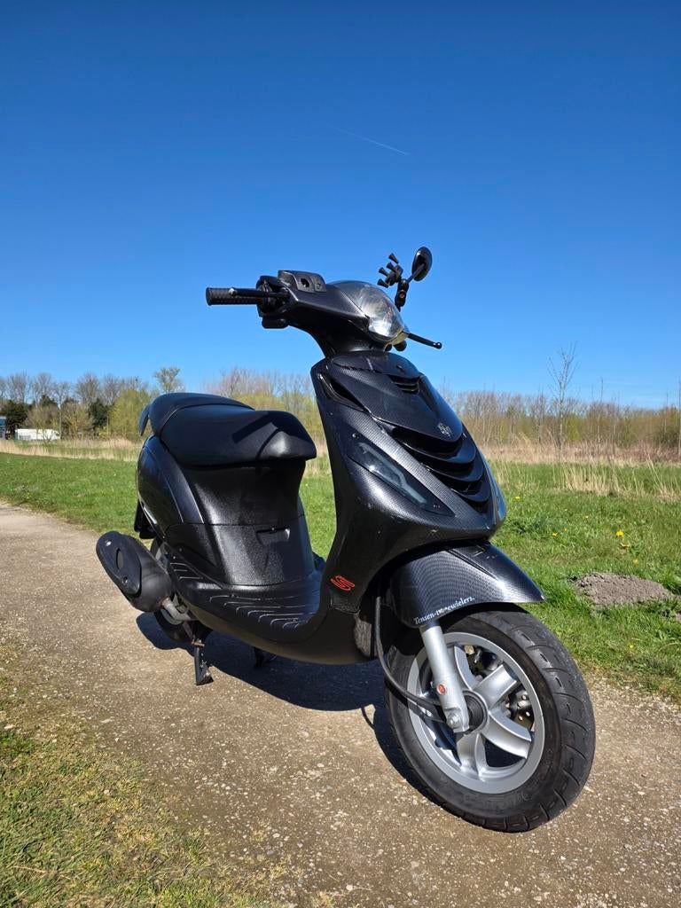 Piaggio Zip 2011 Carbon 4T 50cc, Fietsen en Brommers, Scooters | Piaggio, Ophalen, Maximaal 45 km/u, Zip, Zo goed als nieuw