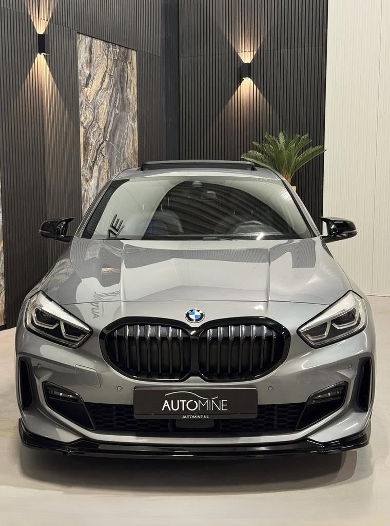 BMW 1-serie 118i M Sport|PANO|135M Pack|VIRTUAL|SFEER||BOMVO, 136 pk, Zwart, Leder en Stof, Bedrijf