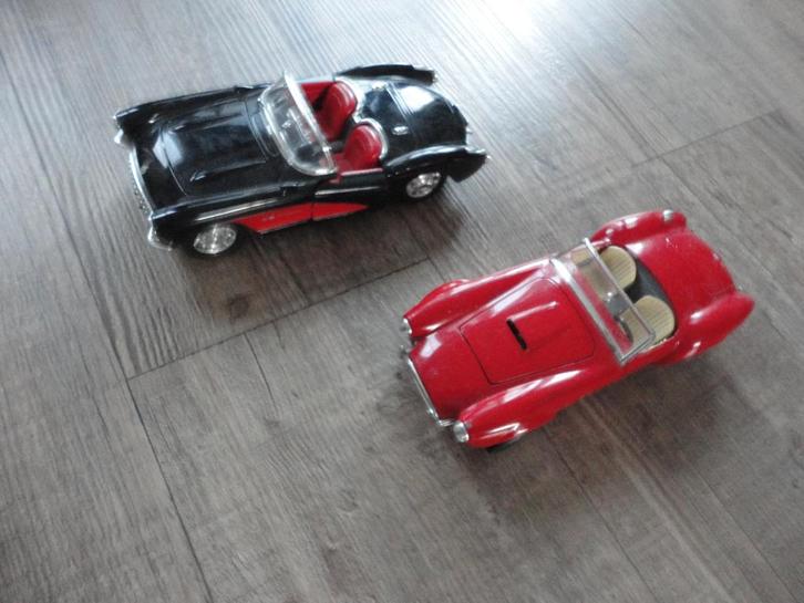 2 MOOIE MODELAUTO S 1;24 //CHEVROLET / COBRA, Hobby en Vrije tijd, Modelauto's | 1:24, Zo goed als nieuw, Auto, Bburago, Ophalen of Verzenden