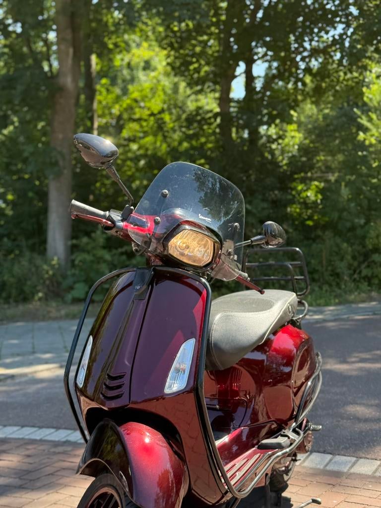 Vespa sprint candy wine red, Ophalen, Zo goed als nieuw, Benzine