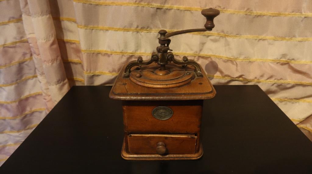 houten koffiemolen, Ophalen