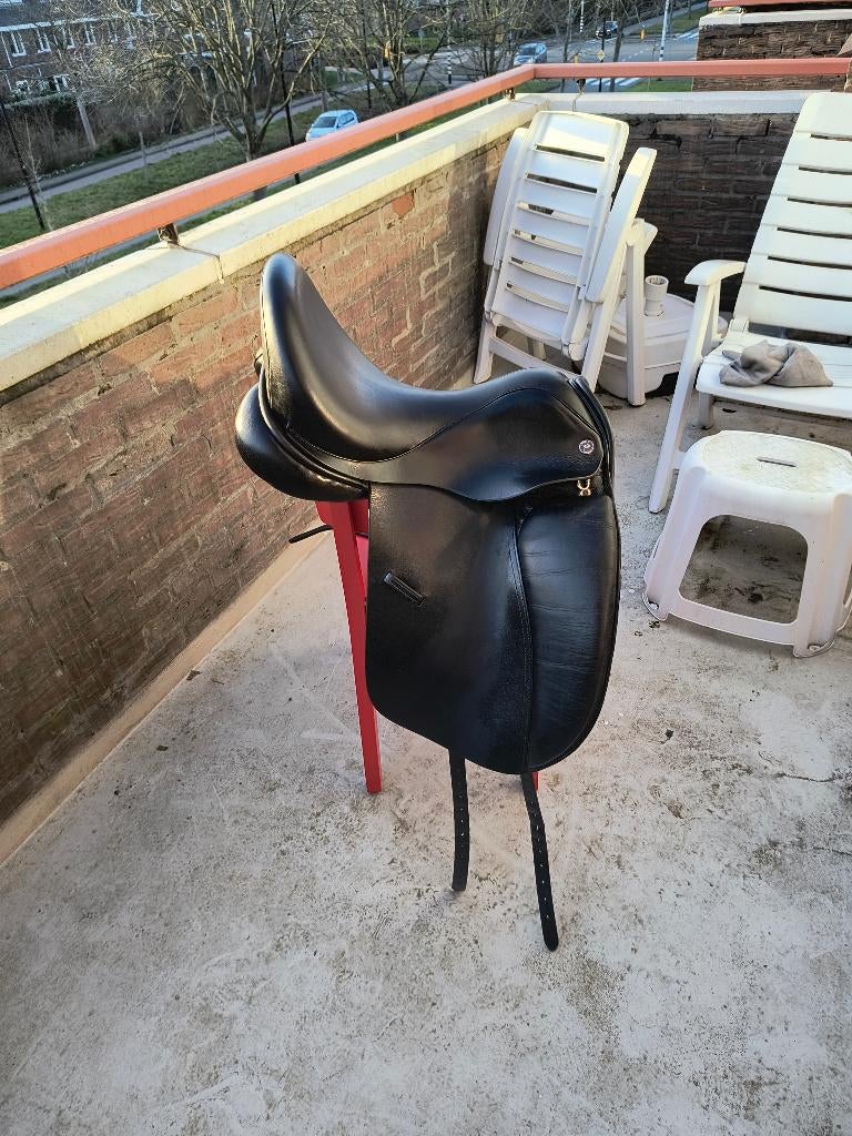 17.5 Arno Brandt Dressuurzadel, Dieren en Toebehoren, Paarden en Pony's | Zadels, Zo goed als nieuw, Dressuur, Ophalen of Verzenden