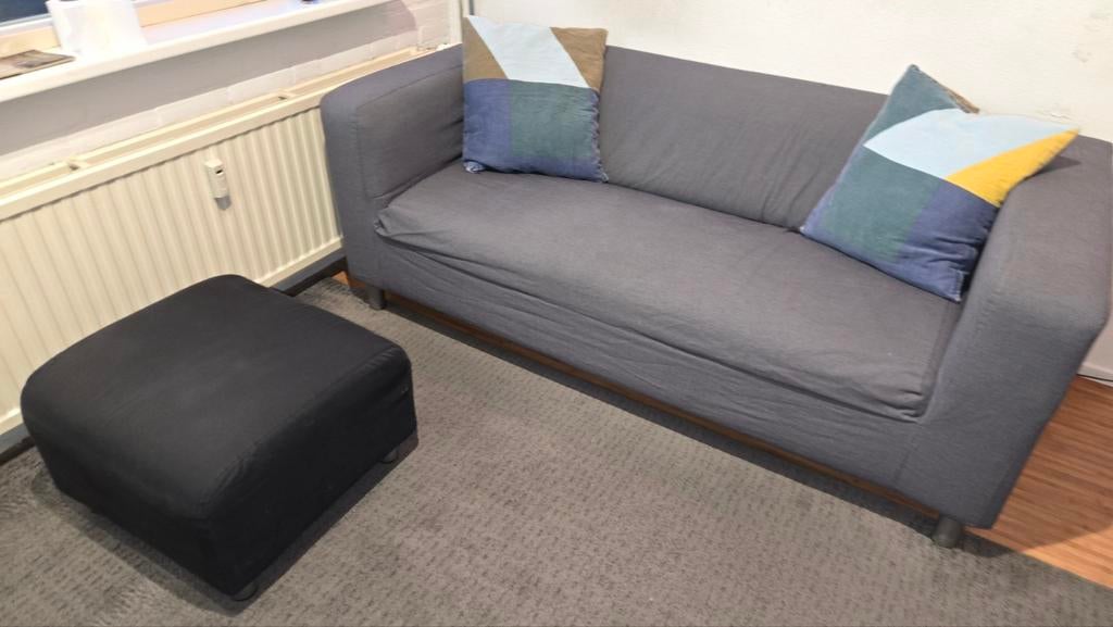 Grijze bank met poef, Huis en Inrichting, Banken | Voetenbanken en Poefen, Gebruikt, 125 cm of meer, 125 cm of meer, Rechthoekig