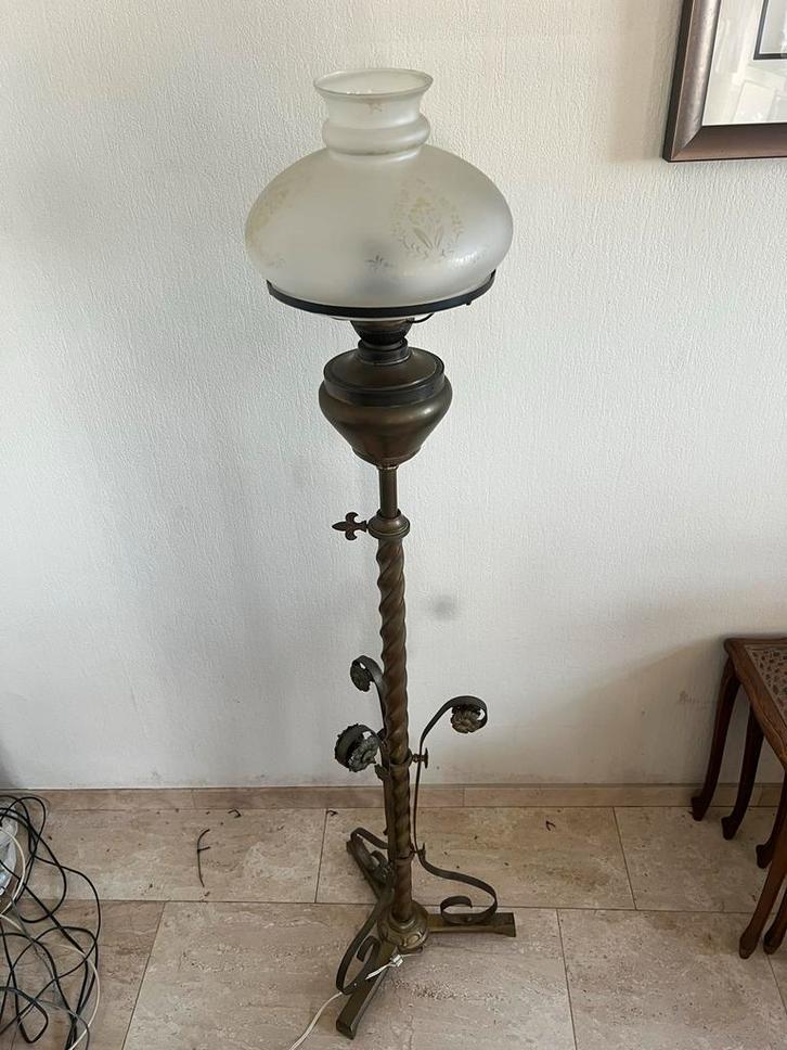Antieke Schemerlamp - Elegante Vloerlamp met Melkglas Kap, Antiek en Kunst, Antiek | Lampen, Ophalen of Verzenden