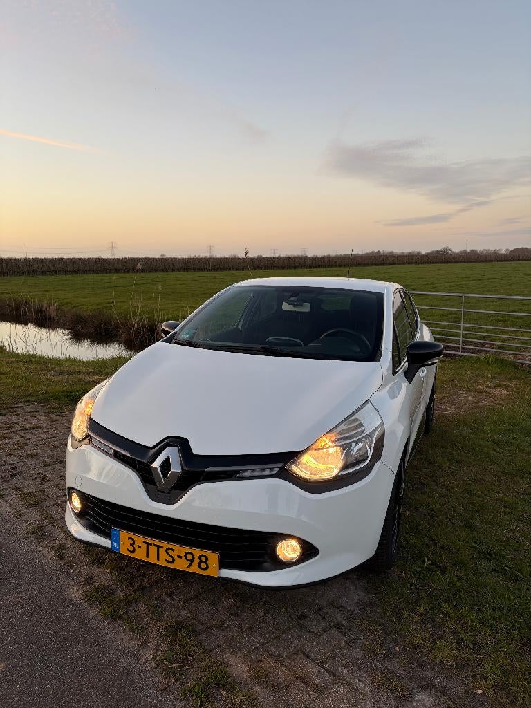 Renault Clio 0.9 TCE 66KW 5-DRS 2014 Wit, Auto's, Voorwielaandrijving, Stof, 40 €/maand, Zwart