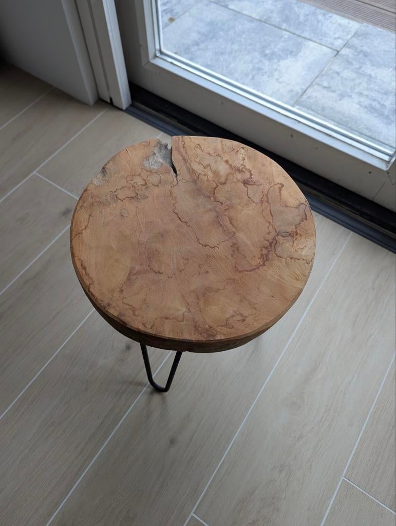 Uniek houten krukje / bijzettafel met metalen poten, Ophalen, Minder dan 45 cm, Minder dan 55 cm, Metaal of Aluminium