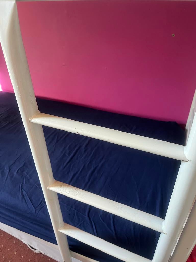 Wit stalen stapelbed inclusief matrassen, Kinderen en Baby's, Kinderkamer | Stapelbedden en Hoogslapers, Ophalen, Gebruikt, Stapelbed