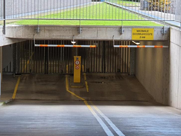 TE HUUR Parkeerplaats met eigen laadpaal Amsterdam Zuidas, Huizen en Kamers, Garages en Parkeerplaatsen, Amsterdam