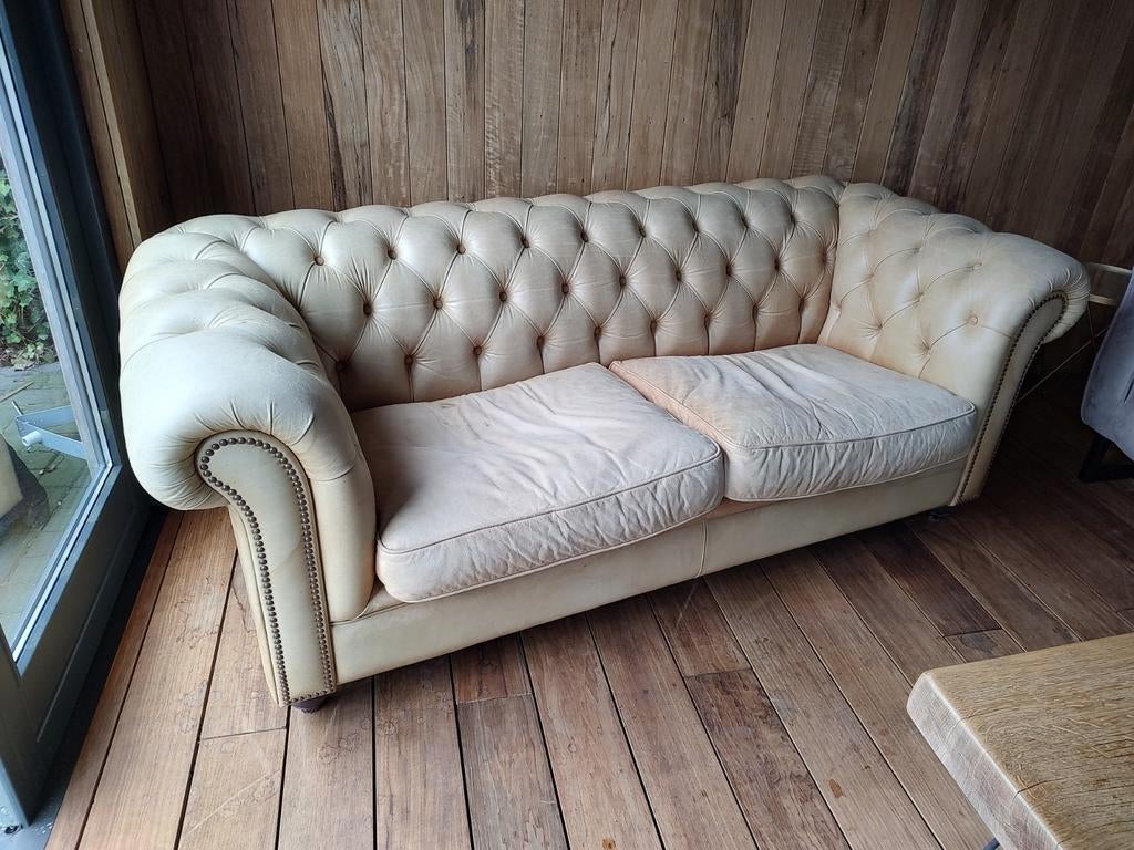 Chesterfield replica tweezitsbank in crème leer, Huis en Inrichting, Banken | Bankstellen, Ophalen, Gebruikt, 150 tot 200 cm, Tweepersoons