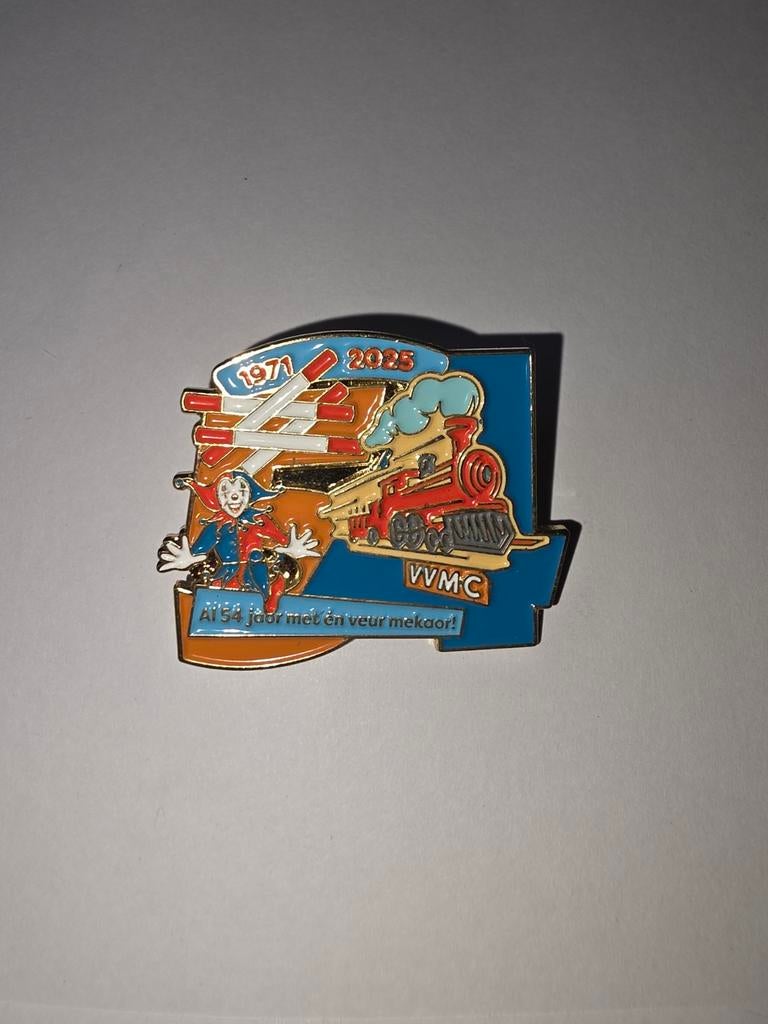 Carnavals Pin 2025 - VVMG Jubileum 1971-2025, Ophalen of Verzenden, Nieuw, Overige onderwerpen, Speldje of Pin