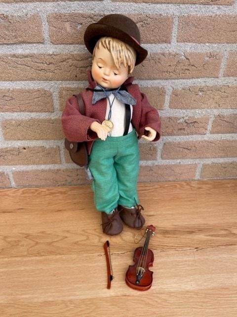 Goebel M.I. Hummel pop violist, Verzamelen, Poppen, Ophalen of Verzenden, Zo goed als nieuw, Pop