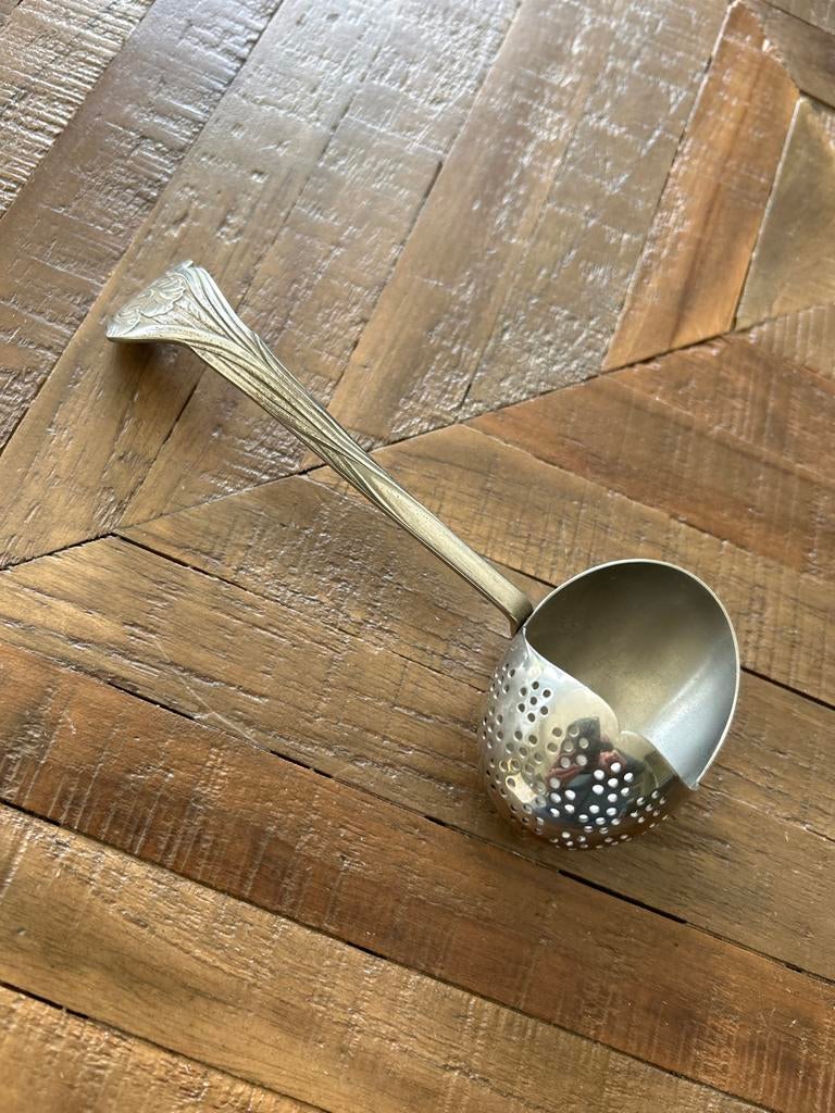 Oude zilverkleurige suikerstrooilepel met bloemmotief, Ophalen