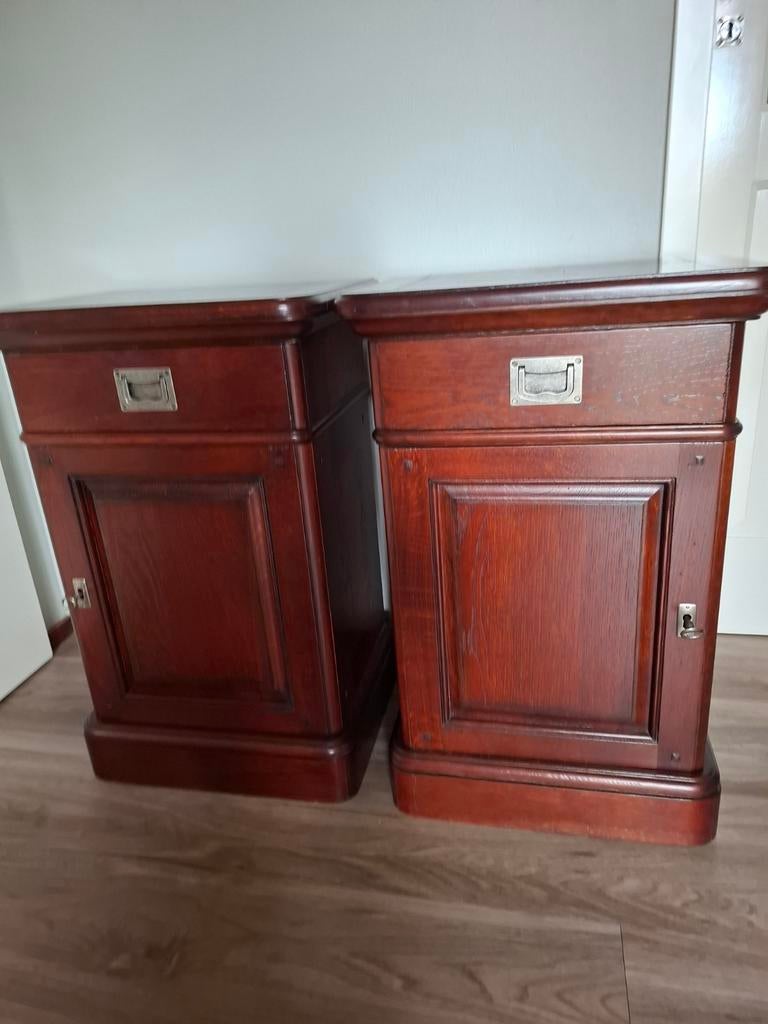 2 mooie Mahonie nachtkastjes., Ophalen, Zo goed als nieuw, Minder dan 45 cm, 55 tot 70 cm