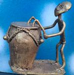 Ashanti, Ghana.  Man met trommel.  Brons.  12 cm., Ophalen