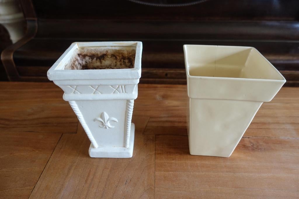 2 hoge roomwitte - ecru bloempotten - aardewerk - v.a. 1,00, Gebruikt, Binnen, Ophalen of Verzenden, Overige vormen