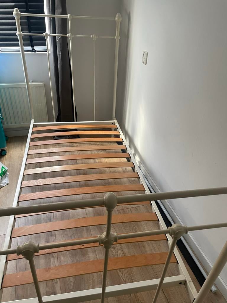 Wit metalen eenpersoonsbed met lattenbodem, Huis en Inrichting, Slaapkamer | Bedden, Ophalen, Gebruikt, 90 cm, Eenpersoons