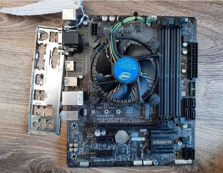 GA-B250M-DS3H moederbord intel incl processor, Computers en Software, Moederborden, Ophalen, LGA 1151, DDR3, Zo goed als nieuw