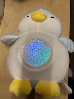 knuffelpinguin met geluid en muziek, Ophalen of Verzenden, Zo goed als nieuw, Overige typen, Met licht