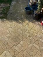 Bisschops mutsen geel, Ophalen, Zo goed als nieuw, Beton, Klinkers