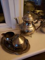 Zilverkleurige theepot met suikerpot en melkkan, Antiek en Kunst, Antiek | Goud en Zilver, Ophalen of Verzenden