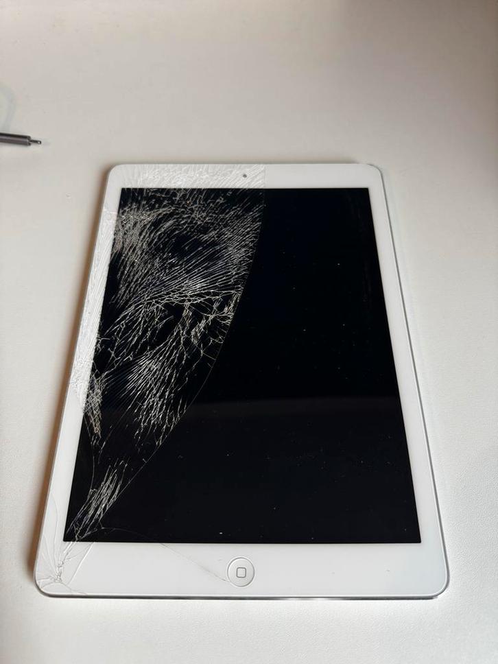 iPad 2019 (?) 12 GB met kapot scherm, Computers en Software, Apple iPads, Niet werkend, Apple iPad, 11 inch, 32 GB, Grijs, Ophalen of Verzenden