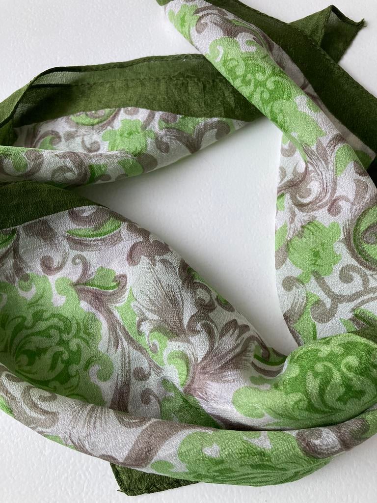 Bandana/ sjaal van Zijde met mooi Retro bloemen dessin/Print, Kleding | Dames, Ophalen of Verzenden, Zo goed als nieuw, Sjaal