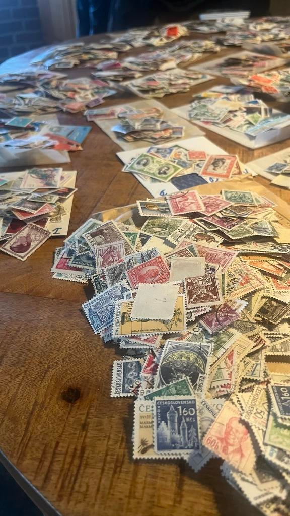 10.000 verschillende postzegels per land gesorteerd, Ophalen of Verzenden, Buitenland