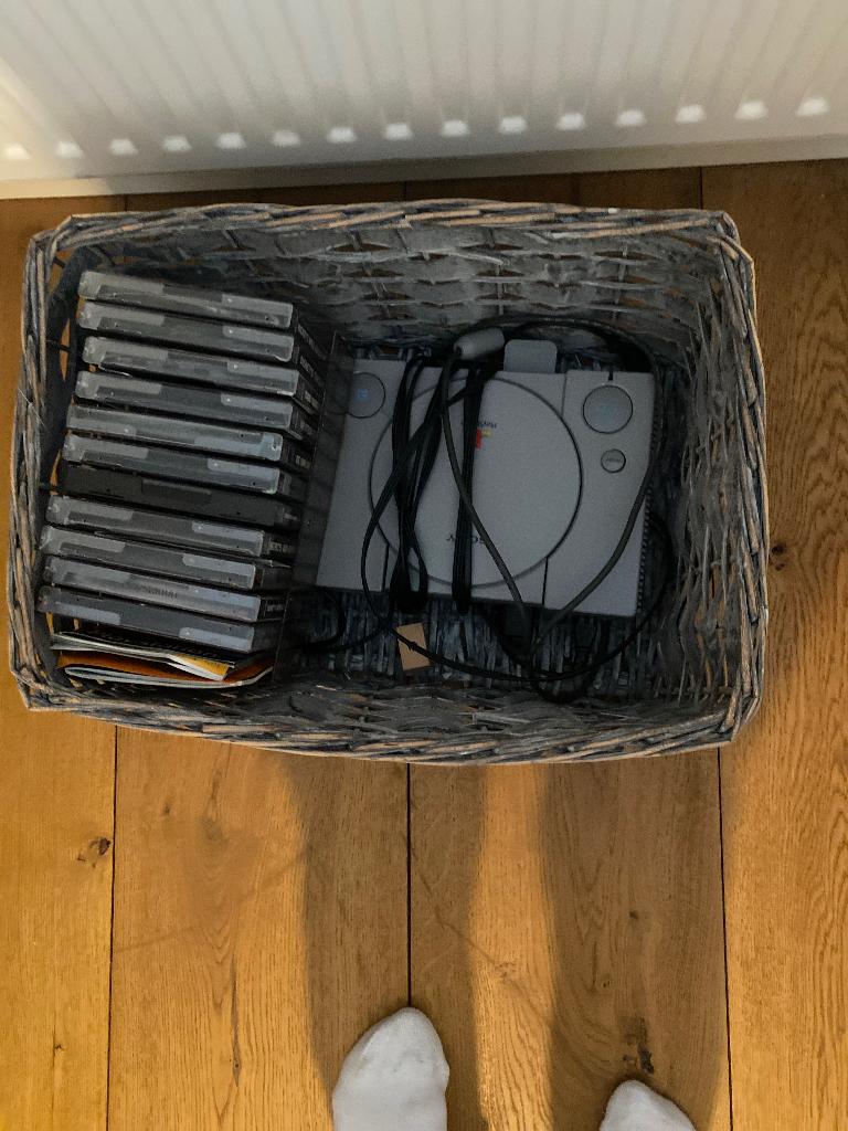 Een PlayStation met spellen oude versie rond jaar 2000, Ophalen, Zo goed als nieuw