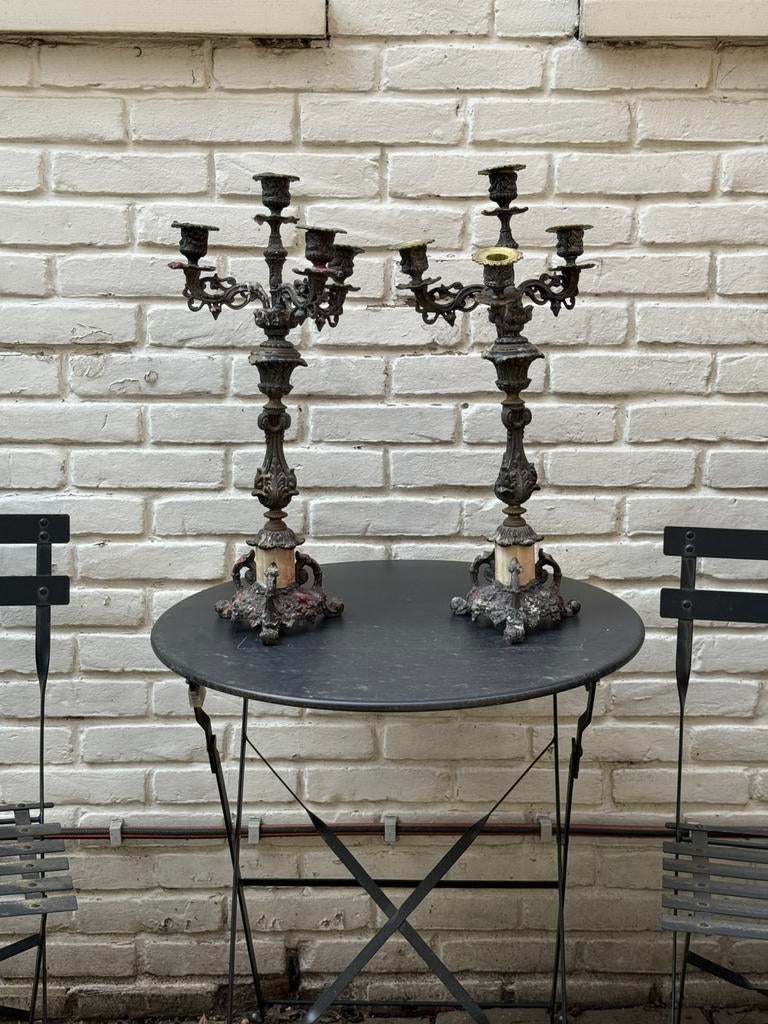 Paar antieke 5-armige gietijzeren kandelaars, albast zuil, Ophalen of Verzenden, Koper of Brons