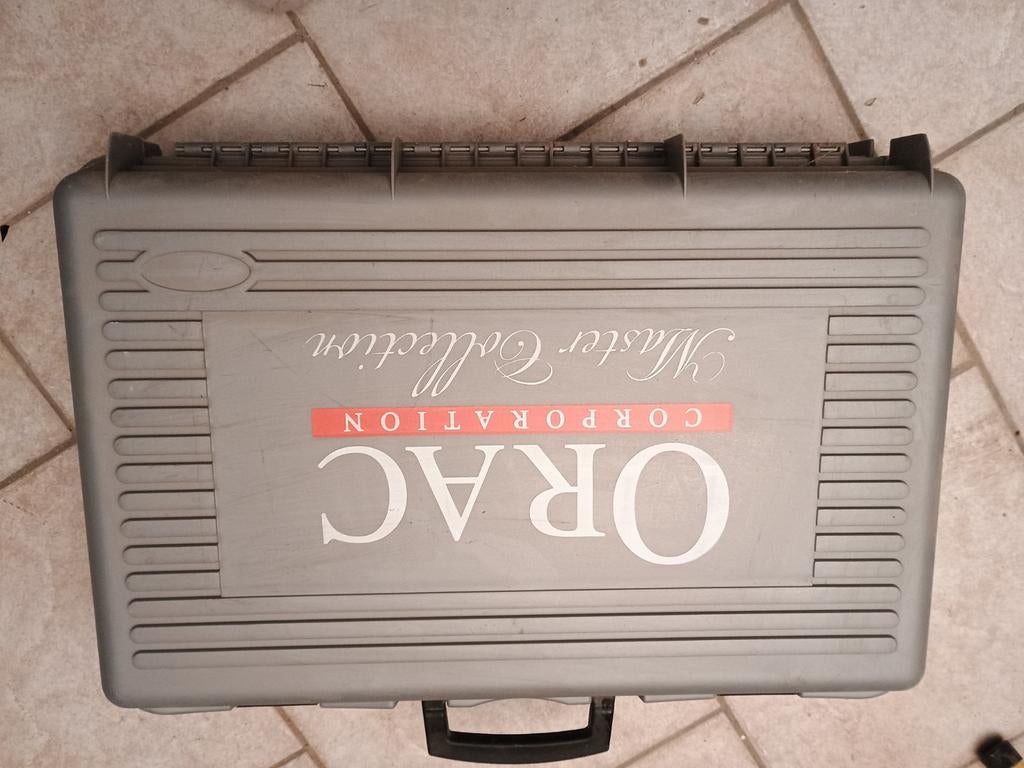 Koffer met voorbeelden van plafondlijsten, Ophalen