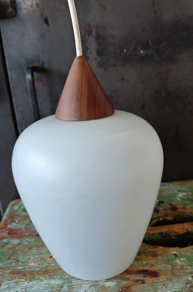 Mid century teak met melkglas hanglamp, Louis Kalff stijl, Huis en Inrichting, Lampen | Hanglampen, Ophalen of Verzenden, Glas