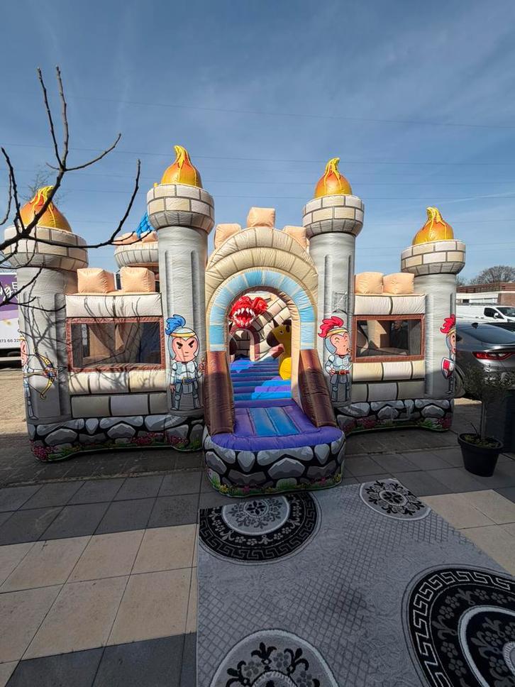 Springkussen “Drakenkasteel” te huur, Hobby en Vrije tijd, Feestartikelen | Verhuur, Nieuw, Overige, Ophalen of Verzenden
