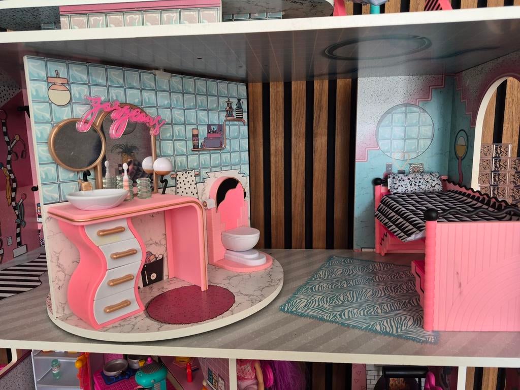 L.O.L. Surprise OMG Poppenhuis 122 cm met poppen en auto, Ophalen, Zo goed als nieuw, Poppenhuis