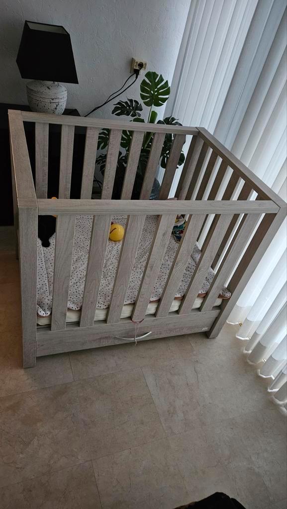 TWF Box met lade - Grijs houtlook, Kinderen en Baby's, Babywiegjes en Ledikanten, Gebruikt, Ledikant, Ophalen of Verzenden