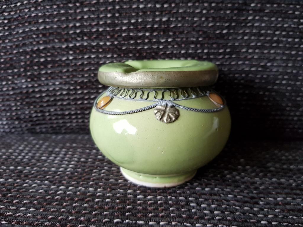 Oude asbak afgewerkt met brons en edel stenen, Ophalen of Verzenden