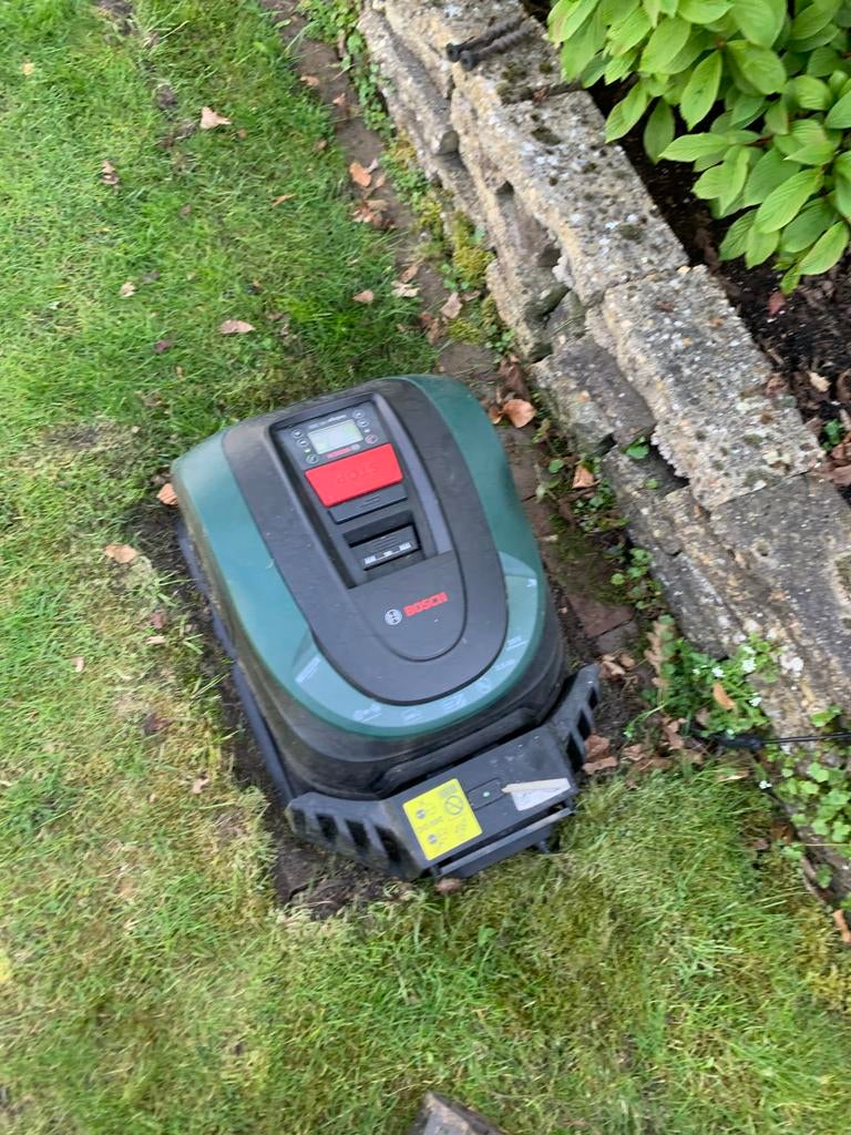 Bosch Indego 300 Robot maaier met stalling, Tuin en Terras, Robotmaaiers, Ophalen of Verzenden, Gebruikt